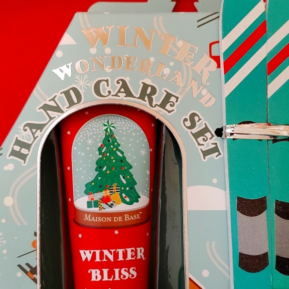 🎄NIB🎄: WINTER❄️ WONDERLAND🎿 ❄️HANDCARE SET - Picture 2 of 6